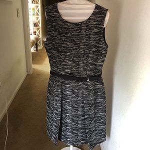 Tahari knee length fitted dress(black/white/silvr)